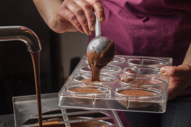 nalewanie czekolady w foremki
