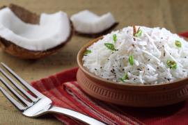 ryż z kokosem na talerzu