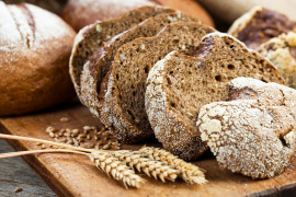 chleb żytni i kłosy na desce
