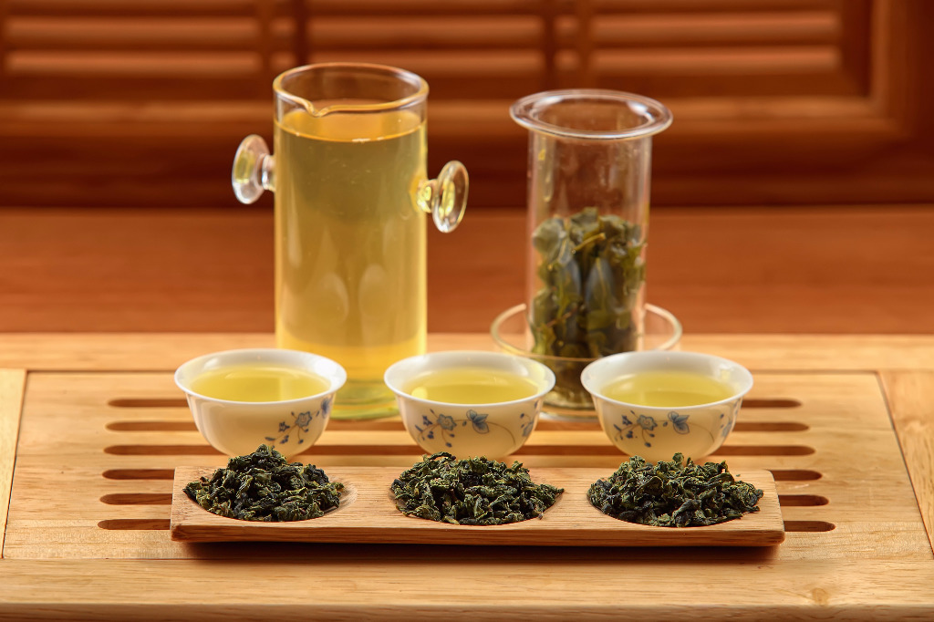 herbata Oolong w filiżankach i na tacce