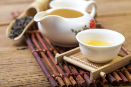 herbata Oolong filiżanka i dzbanek na podkładce drewnianej