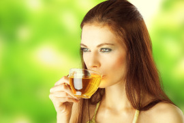 kobieta pije herbatę