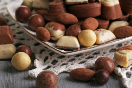 talerz pełen belgijskich czekoladek