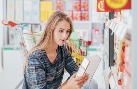 kobieta czytająca etykiety w sklepie