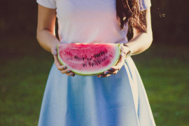 dziewczyna trzymająca arbuza