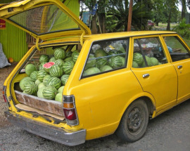 samochód pełen arbuzów