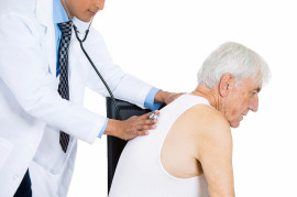 starszy mężczyzna badany przez lekarza