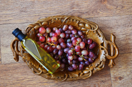 kosz winogron z olejem z winogron
